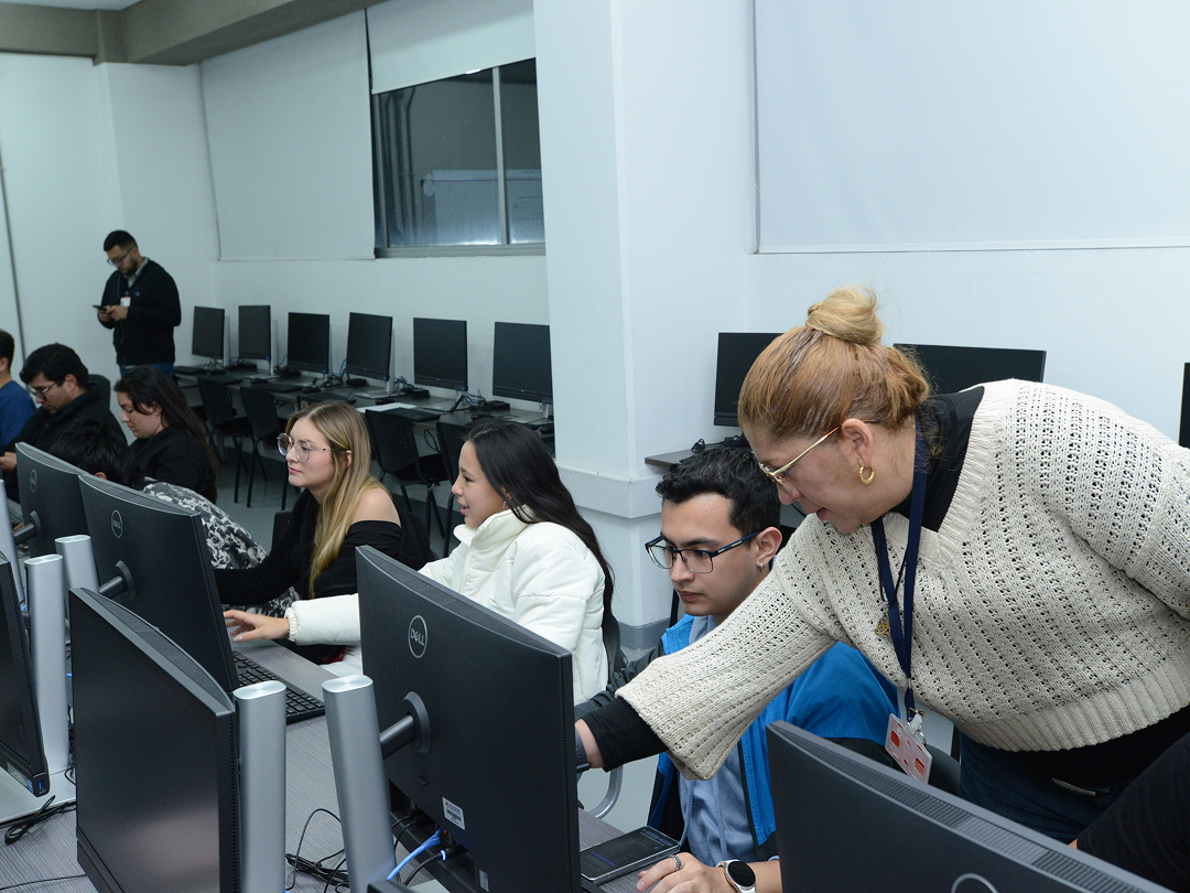 docente-le-explica-a-estudiante-practicas-de-gestion-de-datos