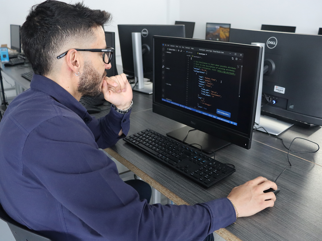 estudiante-realiza-caso-de-estudio-de-gestion-de-datos-salesiana